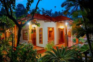 une maison avec un jardin la nuit dans l'établissement Kudajadri Heritage Homestay, à Kaniyāmbetta