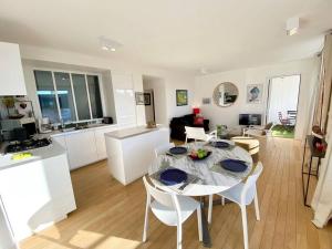 Kuchyňa alebo kuchynka v ubytovaní Appartement proche plage avec vue mer