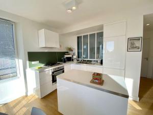 Kuchyňa alebo kuchynka v ubytovaní Appartement proche plage avec vue mer