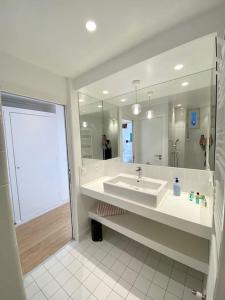 Kúpeľňa v ubytovaní Appartement proche plage avec vue mer + 25 fotografií