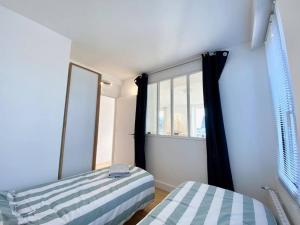 Posteľ alebo postele v izbe v ubytovaní Appartement proche plage avec vue mer