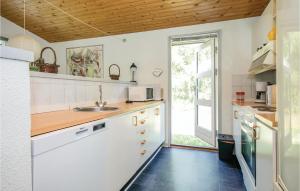 Kuchyň nebo kuchyňský kout v ubytování Holiday Home Mads's Plantage Hadsund Denm