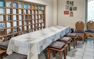 Χώρος καθιστικού στο 6 Bedroom Amazing Home In Mucharz