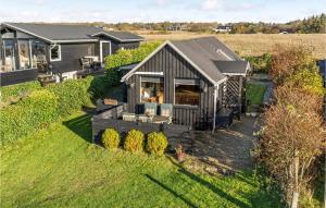 una casa al lado de un campo de hierba en Amazing Home In Esbjerg V With House Sea View en Esbjerg