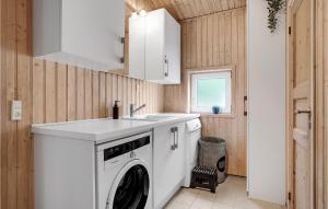 エーベルトフトにあるStunning Home In Ebeltoft With Kitchenのキッチン(洗濯機、シンク付)