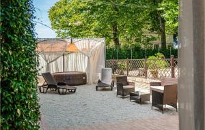 un patio con sedie, divano e tavolo di Nice Home In Macerata With Wifi a Macerata