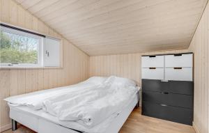 Cama en habitación pequeña con ventana en Nice Home In Nykbing Sj With Wifi, en Nyrup