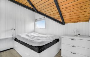 um quarto com uma cama e um tecto de madeira em 3 Bedroom Beautiful Home In Rm em Bolilmark