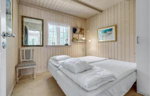 - une chambre avec un lit et une chaise dans l'établissement Beautiful Home In Stege With Kitchen, à Stege