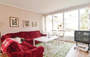 - un salon avec un canapé rouge et une télévision dans l'établissement Lovely Home In Visby With Kitchen, à Visby