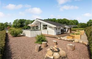 Casa con patio con árboles en Three-Bedroom Holiday Home In Aabenraa, en Aabenraa