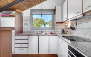 ファーボにあるGorgeous Home In Faaborg With Wifiの白いキッチン(シンク付)、窓