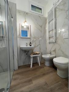 Un baño con lavabo, inodoro y ducha. en Fior di Loto Suite - Antonelli, en Turín 11 fotos más