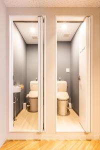 een badkamer met 2 toiletten en een raam bij Akasaka The Hostel in Tokyo