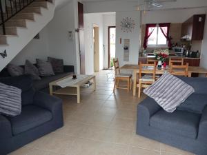 sala de estar con 2 sillas azules y mesa en Beautiful 2-Bed House in Mandria paphos en Mandria