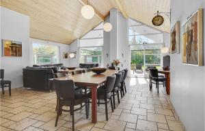 comedor con mesa y sillas en Amazing Home In Hadsund With 5 Bedrooms, Sauna And Wifi, en Helberskov