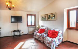 uma sala de estar com duas cadeiras e uma televisão em Nice Home In Colle Di Buggiano With Kitchen em Colle di Buggiano