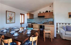 uma cozinha e sala de estar com uma mesa de madeira e cadeiras em Nice Home In Colle Di Buggiano With Kitchen em Colle di Buggiano