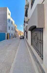 une voiture garée dans une rue à côté d'un bâtiment dans l'établissement Maison lyazid, à Agadir