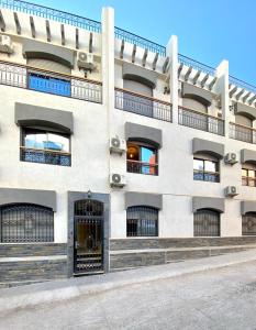 un immeuble d'appartements avec balcon sur le côté. dans l'établissement Maison lyazid, à Agadir