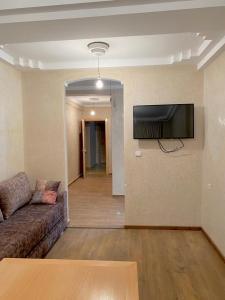 Il comprend un salon doté d'un canapé et d'une télévision à écran plat. dans l'établissement Maison lyazid, à Agadir