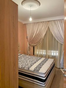 - une chambre avec un grand lit et une fenêtre dans l'établissement Maison lyazid, à Agadir