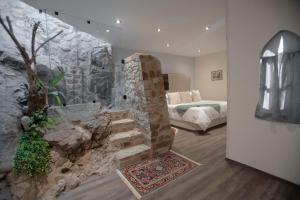 Postel nebo postele na pokoji v ubytování Hotel de Piedra + 37 fotografií