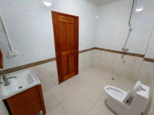 uma casa de banho com um lavatório e um WC. em 2 bedroom Apartment em Nadi