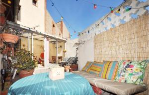 patio con divano e tavolo di 3 Bedroom Stunning Home In Cabestany a Cabestany