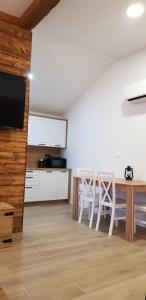 Η κουζίνα ή μικρή κουζίνα στο Tiki Tita Apartman