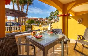 トレビエハにあるStunning Home In Torrevieja With Wifiのバルコニー(パラソル付)