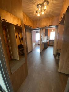 un pasillo de una casa con cocina y techo en Apartament Arena, en Zgorzelec