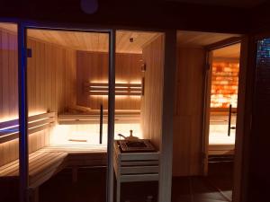 eine Sauna mit einer Bank in einem Zimmer in der Unterkunft Terra-Beka Lodge in La Chapelle-dʼAbondance