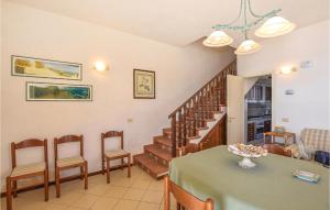 Posezení v ubytování 4 Bedroom Stunning Home In Sampieri