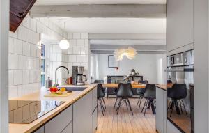 - une cuisine avec un comptoir et des chaises noires dans l'établissement Nice Home In rskbing With Kitchen, à Ærøskøbing
