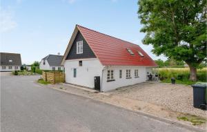 een klein wit huis met een rood dak bij Nice Home In rskbing With Kitchen in Ærøskøbing