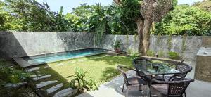 podwórko z basenem, stołem i krzesłami w obiekcie Calao Villa, Solar Villa 2 rooms with Private Pool w mieście El Nido