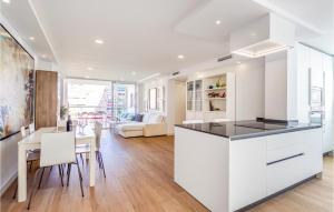 Η κουζίνα ή μικρή κουζίνα στο Amazing Apartment In Malaga With Wifi