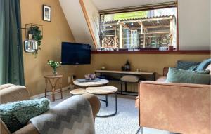 Area lounge atau bar di Lovely Home In Rekem-lanaken With Wifi