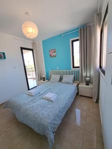 Кровать или кровати в номере AFRODITI APARTMENTs