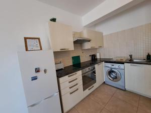 Кухня или мини-кухня в AFRODITI APARTMENTs
