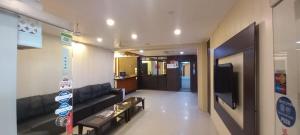Hotel Sita Palace On Heritage Ghats Of Benaras tesisinde bir televizyon ve/veya eğlence merkezi