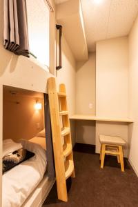 Habitación compartida con litera y escritorio. en Akasaka The Hostel, en Tokio