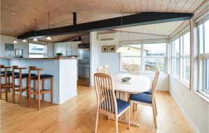 eine Küche und ein Esszimmer mit einem Tisch und Stühlen in der Unterkunft Nice Home In Assens With House Sea View in Assens