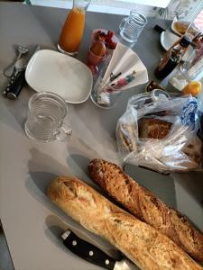 uma mesa com um monte de comida e pão sobre ela em Les Bichettes em Mortagne-sur-Sèvre