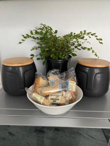 un tazón de comida en un estante con dos plantas en 43 on Ophir, en Ciudad del Cabo