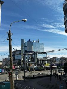 Апартаменти в центрі біля Либідь-Плази في خميلنيتسكي: مدينة يوجد بها اضاءة الشارع امام مبنى