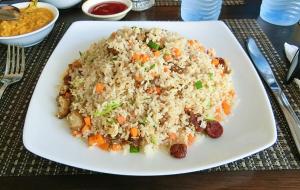 um prato branco de arroz, feijão e cenoura em Hotel Yelona em Kegalle