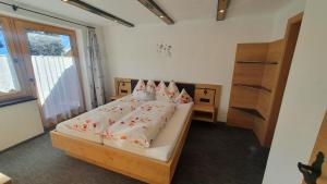 Postel nebo postele na pokoji v ubytování Haus Enzian Apartments