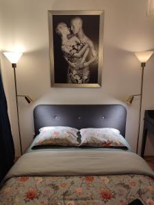 - une chambre dotée d'un lit avec une photo sur le mur dans l'établissement Historic Center Residence 2, à Bucarest